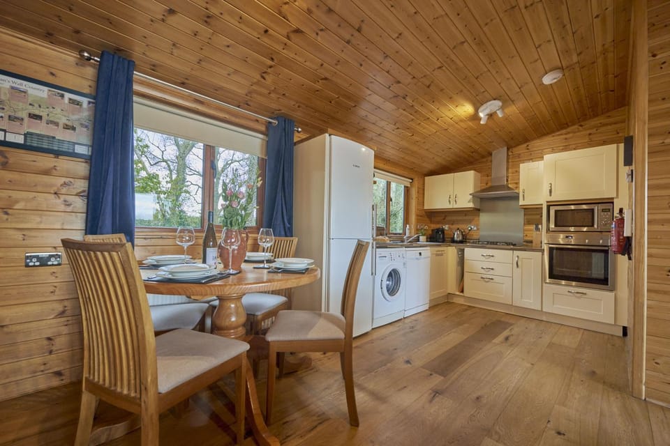 Property building, Kitchen or kitchenette, Dining area, dishwasher, oven, pet friendly, stove