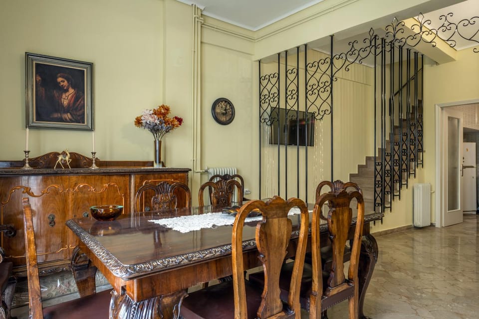 TV and multimedia, Living room, Seating area, Dining area