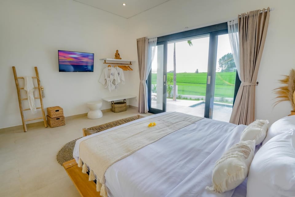 Bed, Day, TV and multimedia, View (from property/room), Bedroom