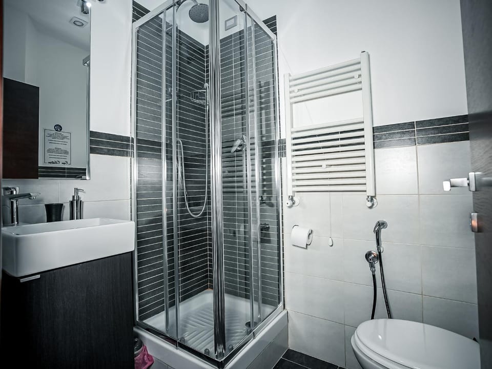 Shower, Toilet, Bathroom, towels