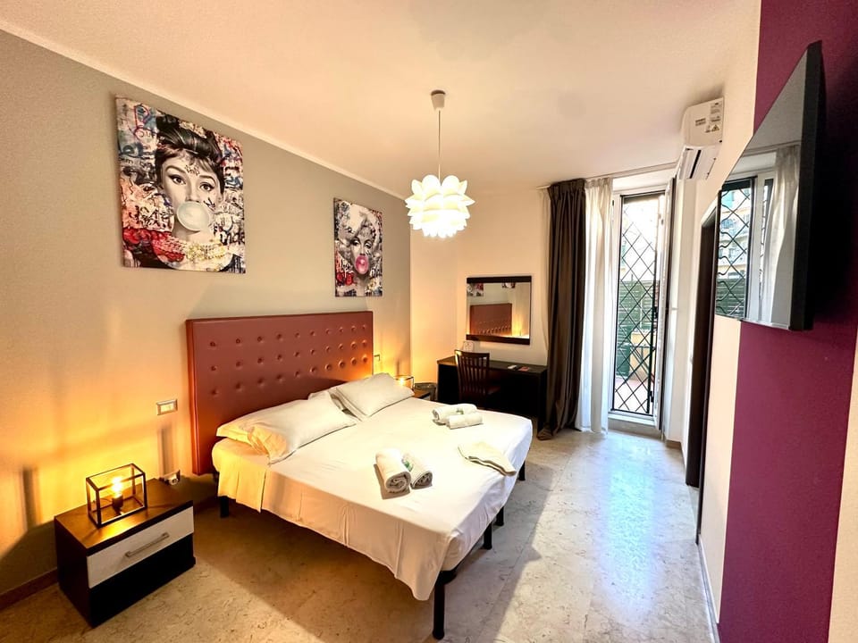 Bed, TV and multimedia, Photo of the whole room, Bedroom, towels