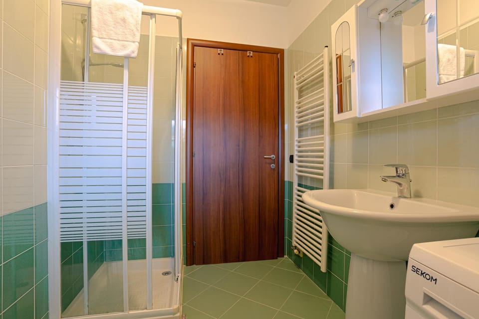 Shower, Bathroom, towels