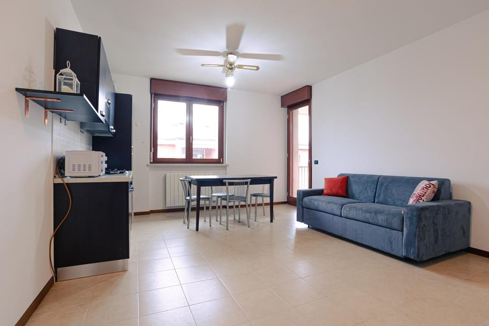 Living room, Seating area, Dining area, fireplace