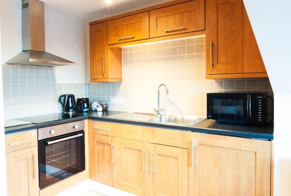 Caribou Suite-Bright & Spacious 2-Bed, Gated Parking, Close to City & Hospital Apartment in Burton upon Trent