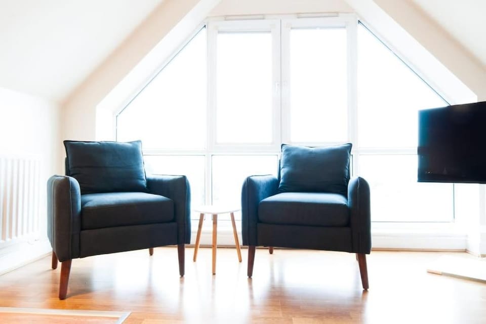Caribou Suite-Bright & Spacious 2-Bed, Gated Parking, Close to City & Hospital Apartment in Burton upon Trent