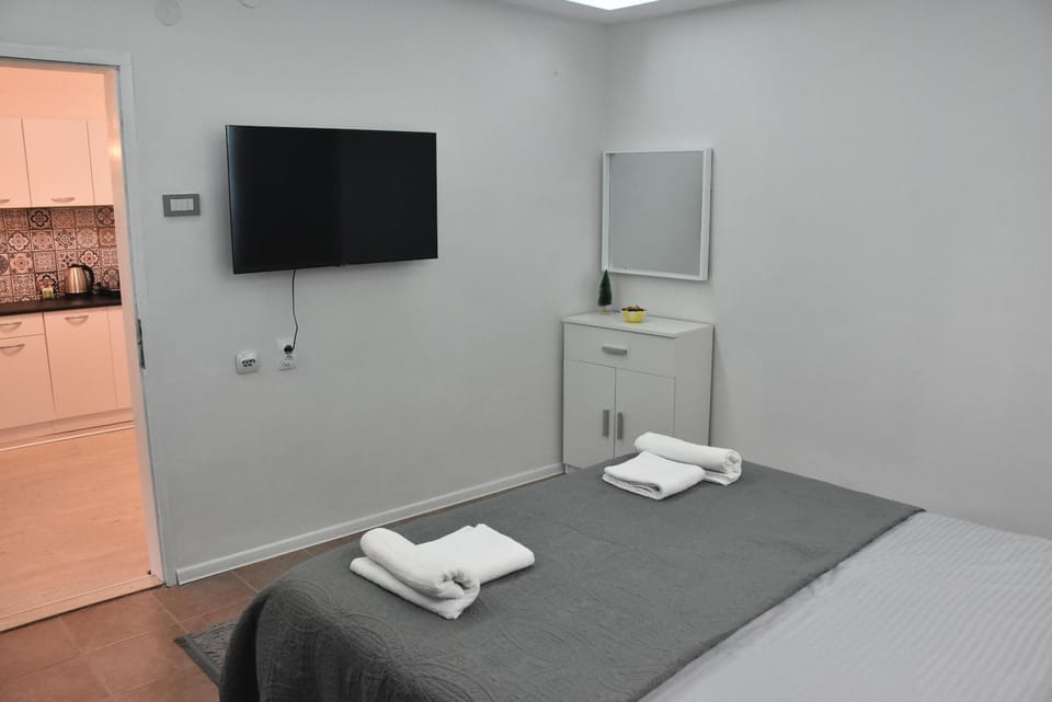 Bed, TV and multimedia, Photo of the whole room, Bedroom, towels