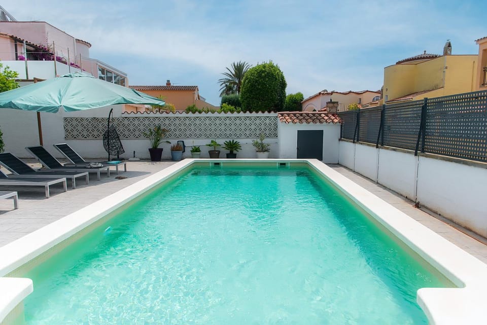 Swimming pool, sunbed