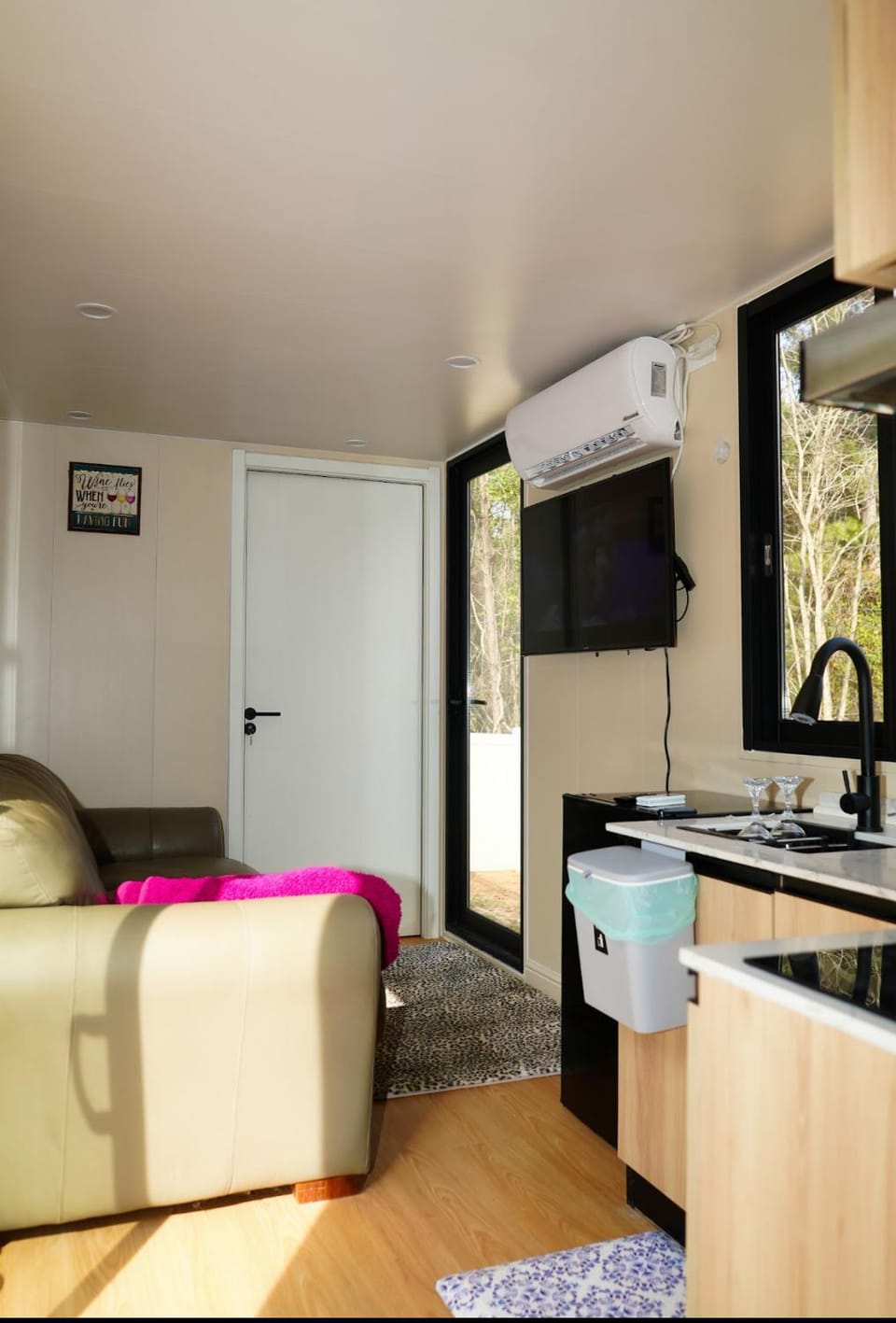 Communal lounge/ TV room, TV and multimedia, Kitchen or kitchenette, Living room, Seating area, air conditioner