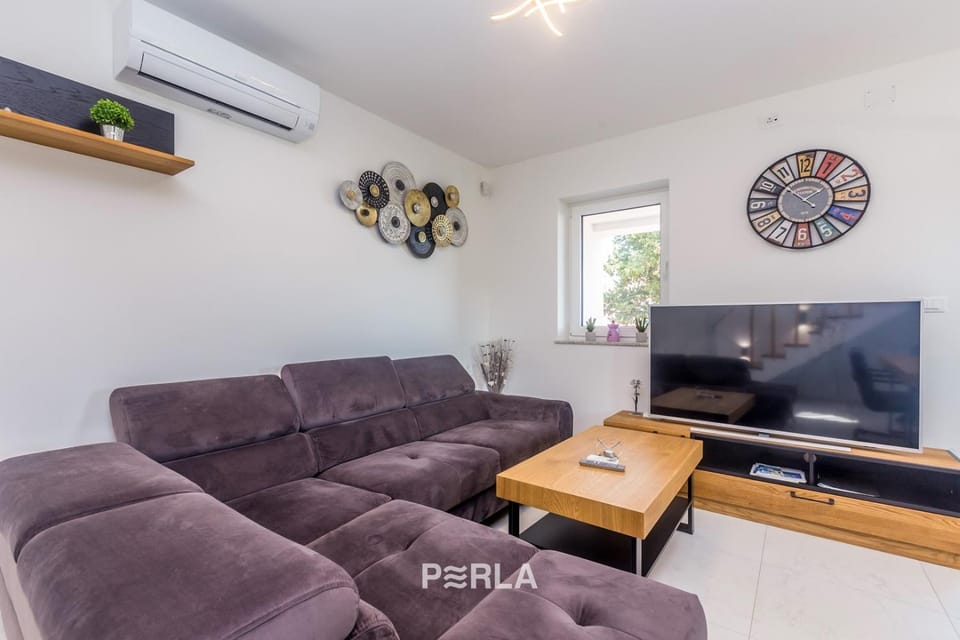 House MIRABELLE with heated Pool in Nerezine on Losinj island Bed and Breakfast in Nerezine