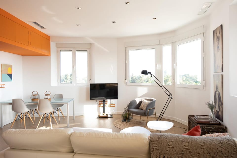 TV and multimedia, Kitchen or kitchenette, Lounge or bar, Seating area, Dining area, City view, Landmark view, air conditioner
