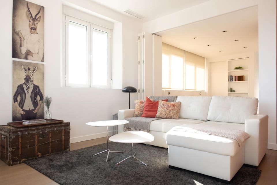Living room, Lounge or bar, Seating area, Dining area, City view, Landmark view