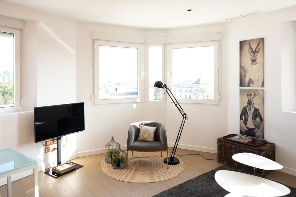 TV and multimedia, View (from property/room), Kitchen or kitchenette, Lounge or bar, Seating area, Dining area, City view, Landmark view, air conditioner