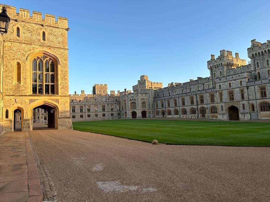 Romantic Royal Windsor Apartment in Windsor