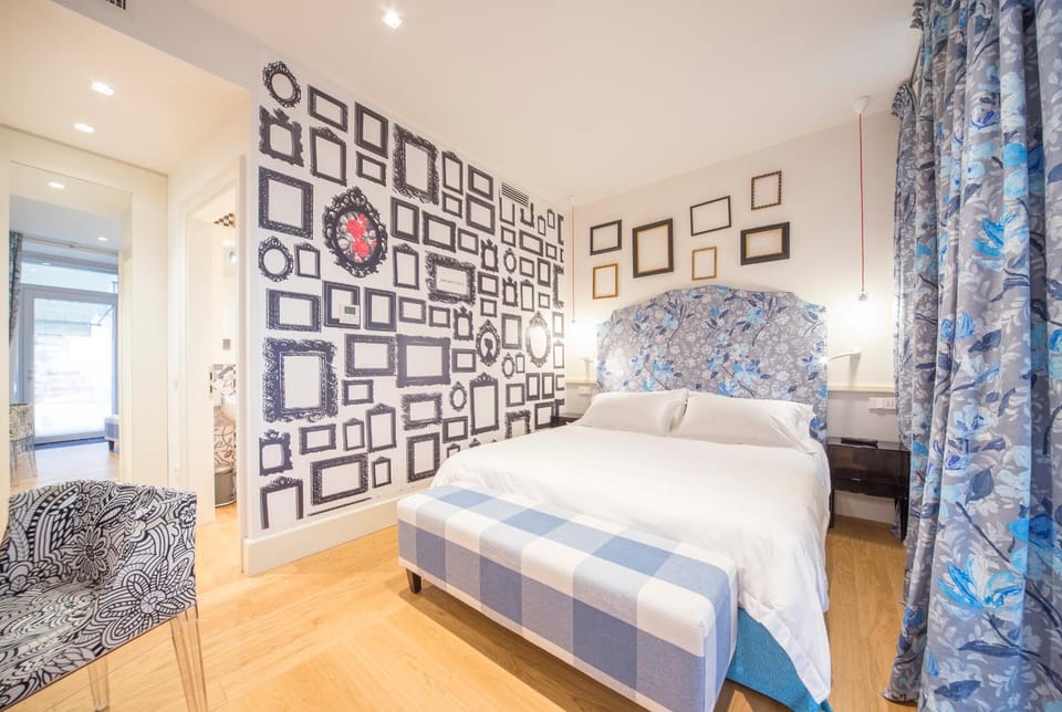 Bed, Photo of the whole room, Decorative detail, Bedroom, air conditioner