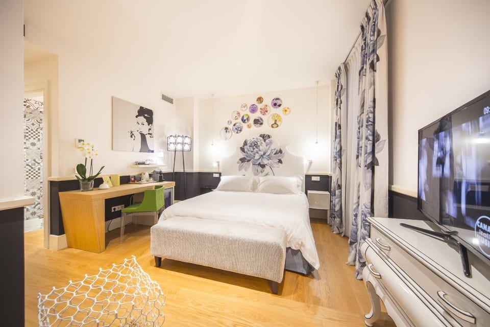 Bed, TV and multimedia, Photo of the whole room, Decorative detail, Bedroom, hair dresser, air conditioner