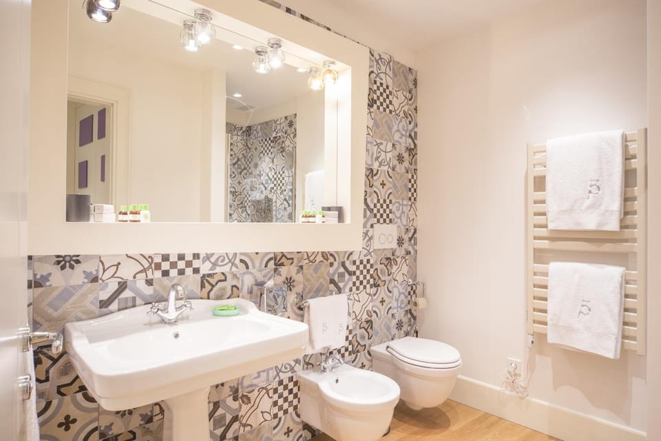 Shower, Toilet, Bathroom, Decorative detail, Area and facilities, bidet, towels
