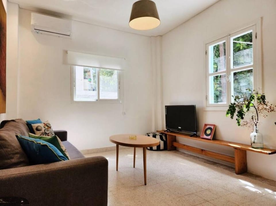 Railway House 1BR Apt w front yard Apartment in Africa