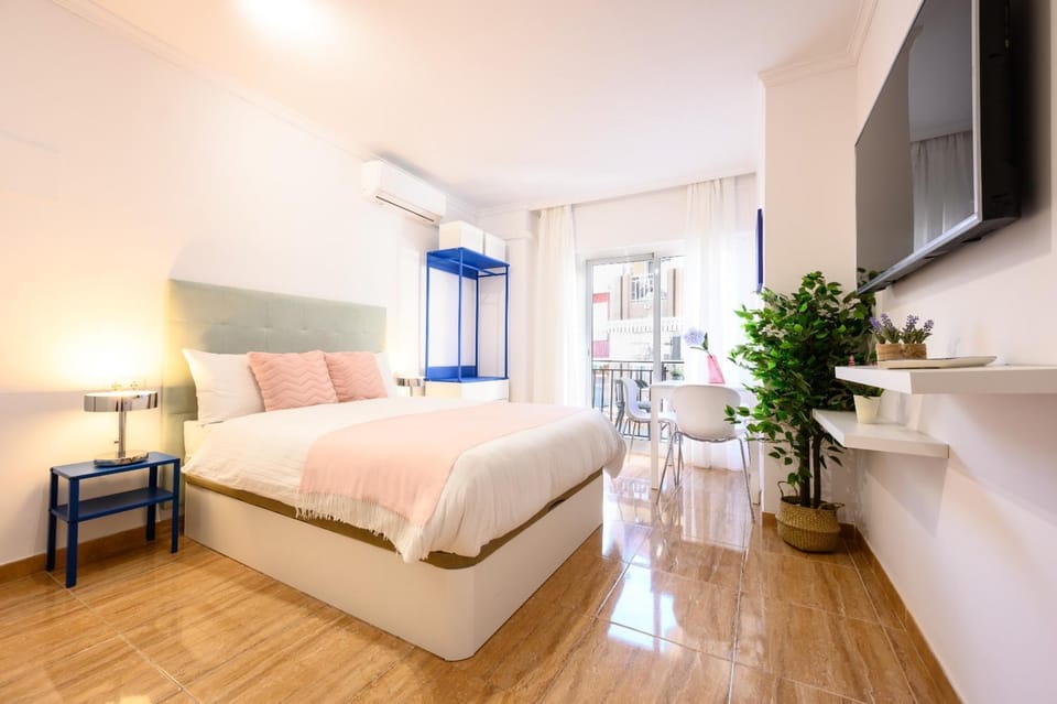 Bed, TV and multimedia, Photo of the whole room, Bedroom, locker, wardrobe, air conditioner