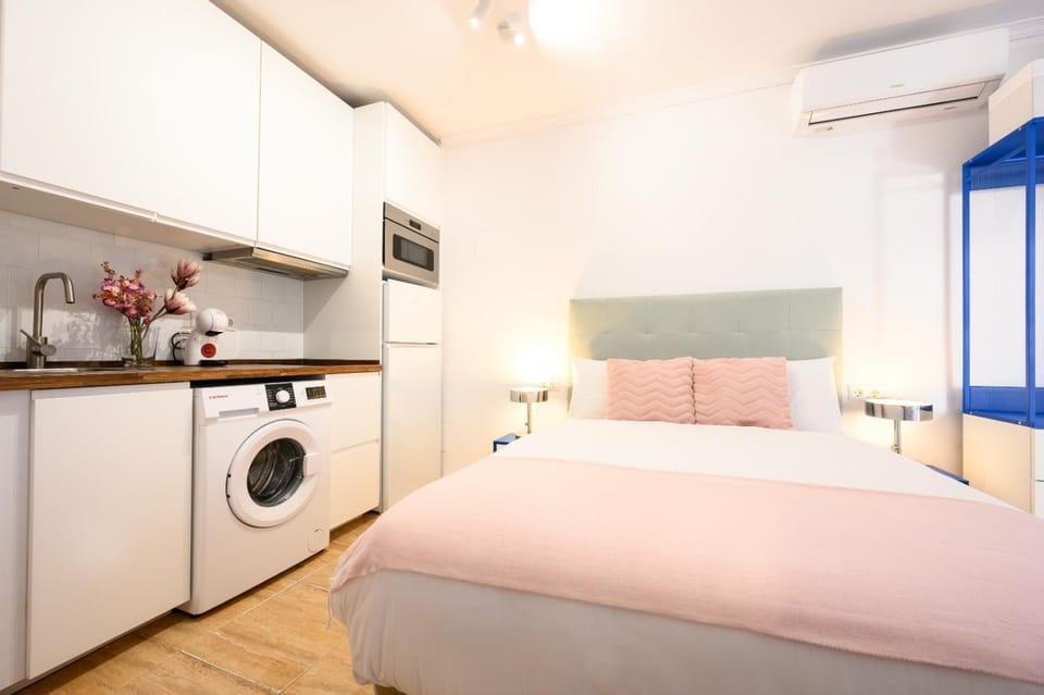 Bed, Kitchen or kitchenette, Photo of the whole room, Bedroom, locker, wardrobe, washing machine, air conditioner
