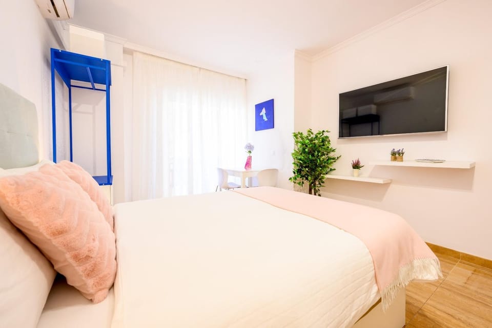 Bed, TV and multimedia, Photo of the whole room, Bedroom, wardrobe, air conditioner