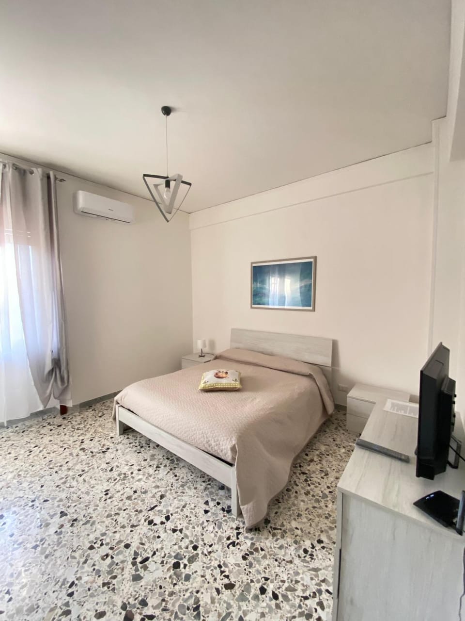TV and multimedia, Photo of the whole room, Bedroom, air conditioner