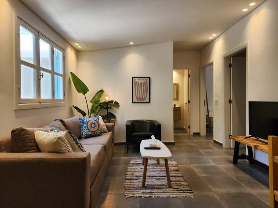 Railway House 2BR Apt w front yard Apartment in Africa