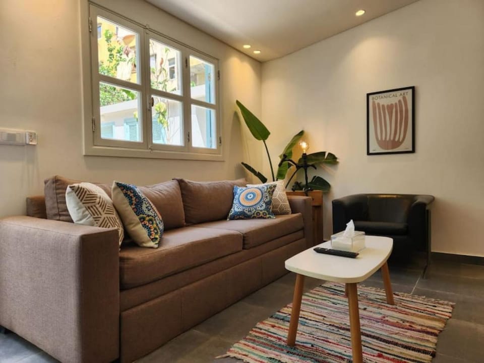 Railway House 2BR Apt w front yard Apartment in Africa