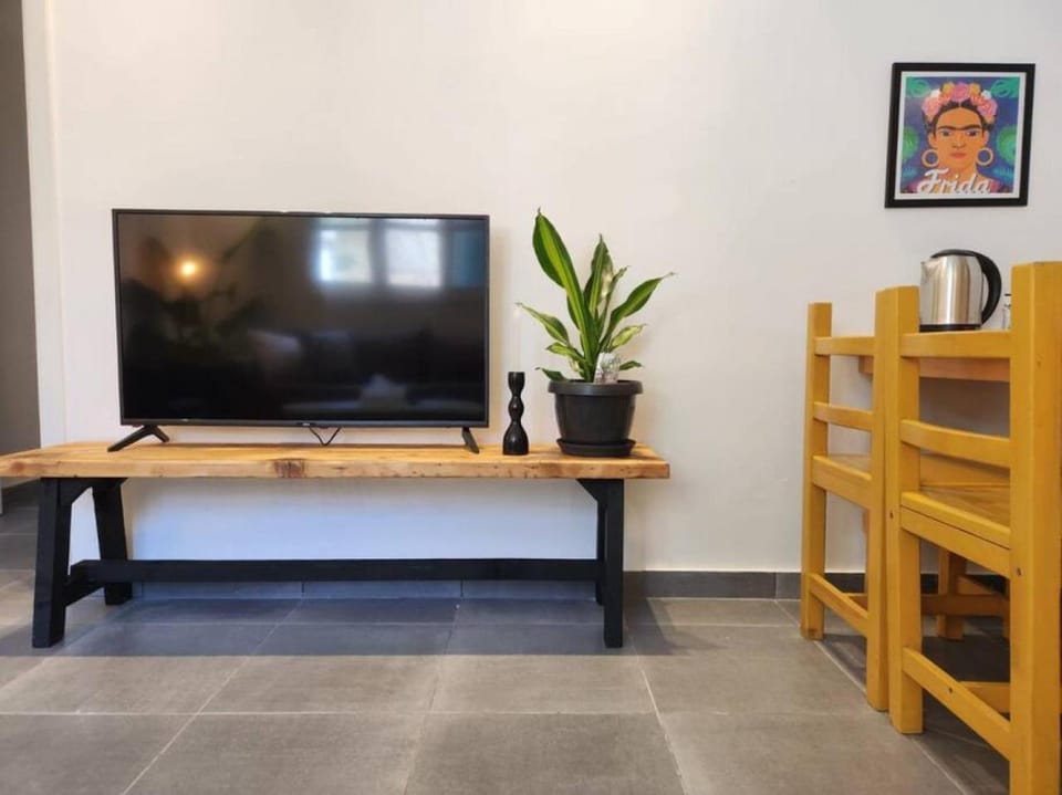 Railway House 2BR Apt w front yard Apartment in Africa