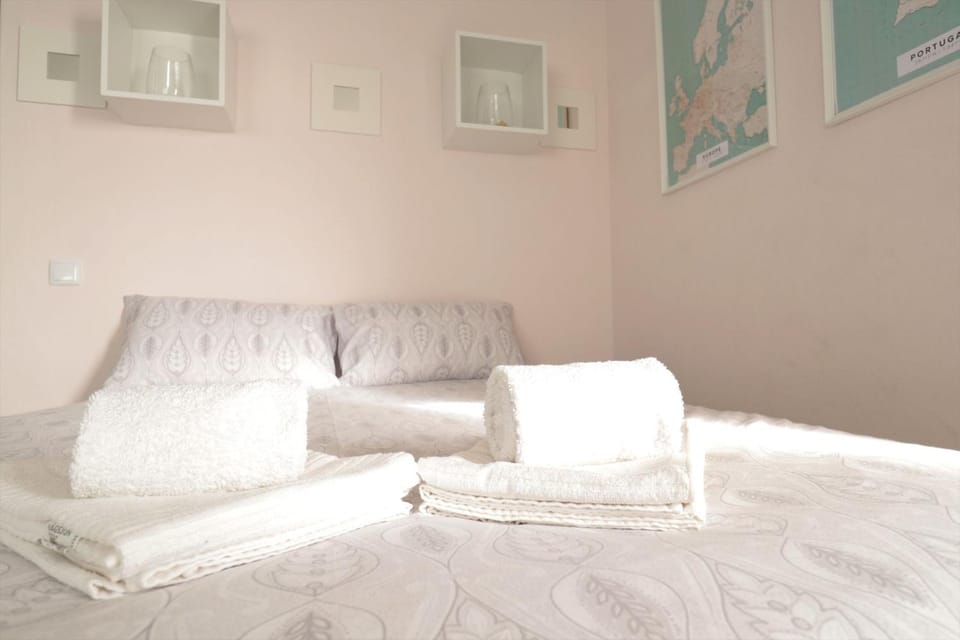 Bed, towels