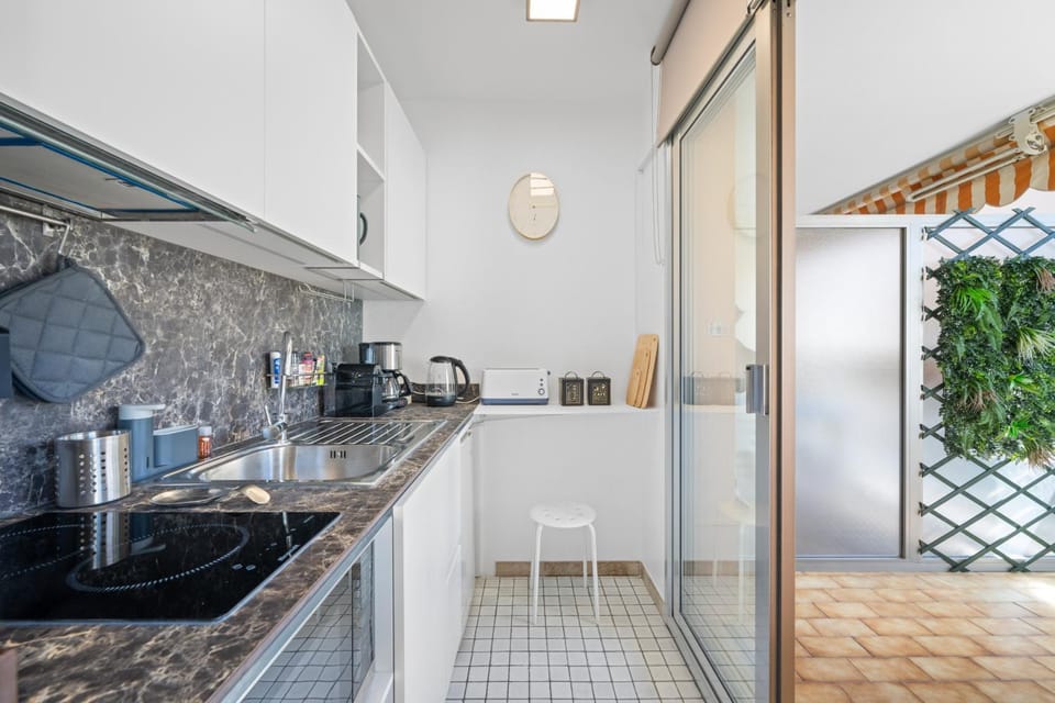 "Charmant studio" Plein centre, Calme, Terrasse Apartment in Menton