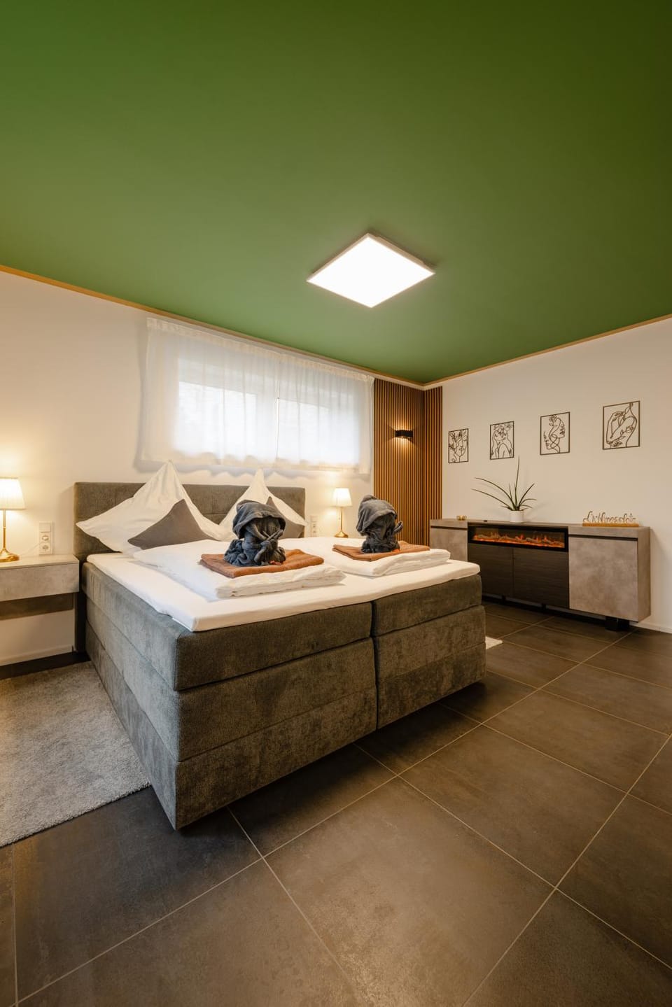 Bed, towels