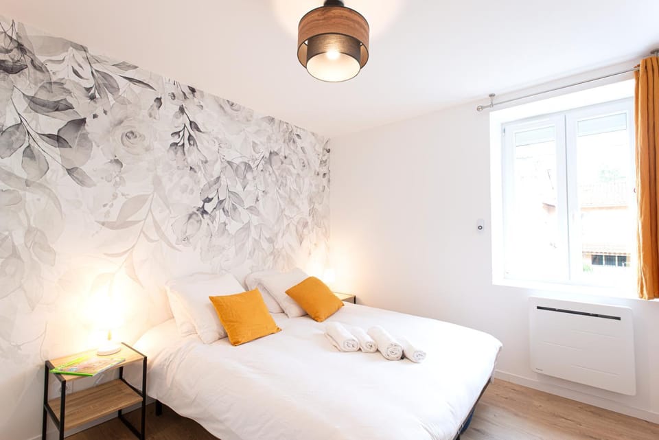 Bed, Photo of the whole room, Bedroom, towels