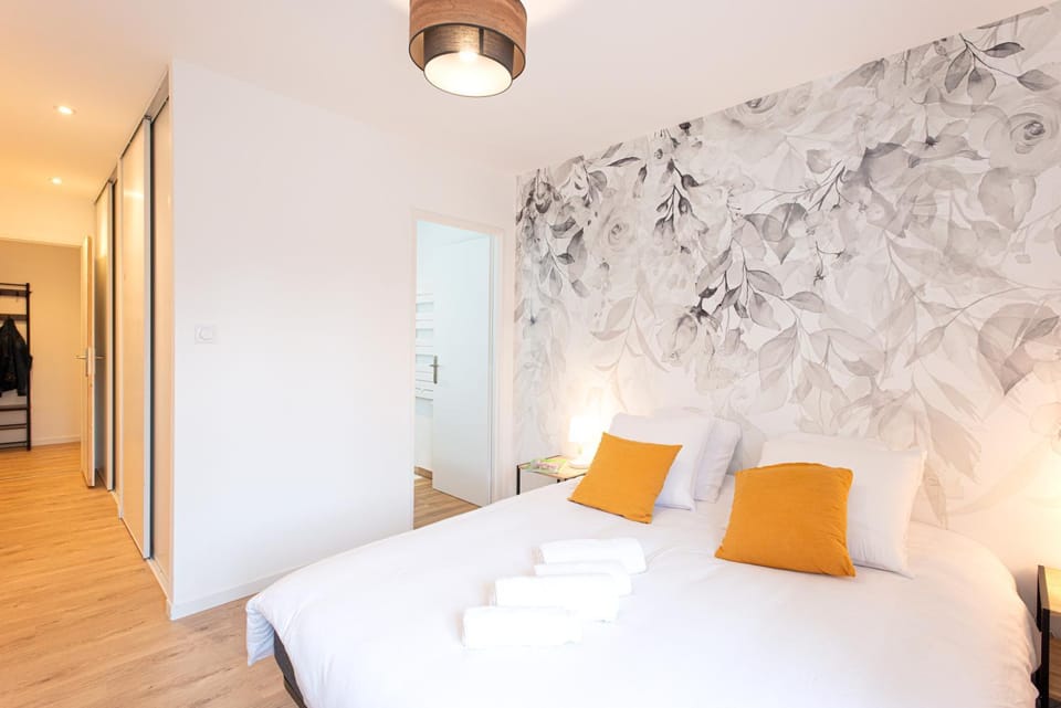 Bed, Photo of the whole room, Bedroom, storage, towels