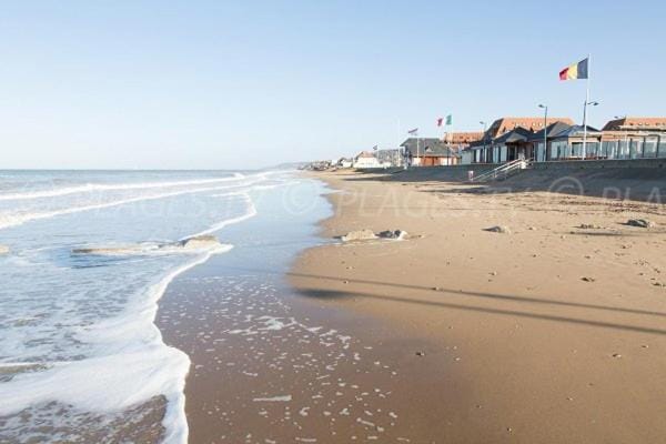 Nearby landmark, Beach