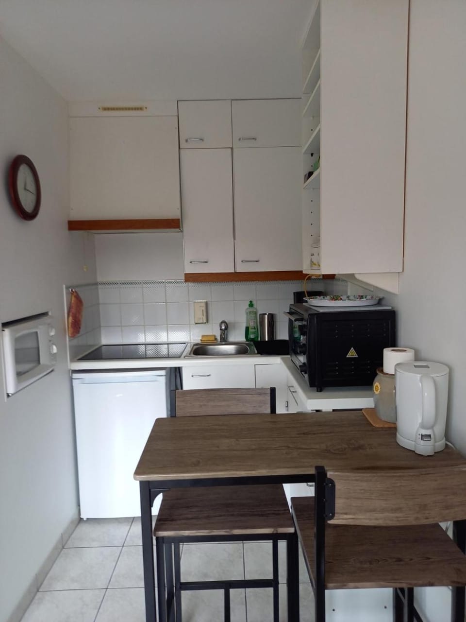 Kitchen or kitchenette, oven, stove