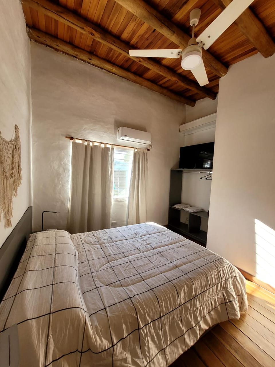 Bed, Photo of the whole room, Bedroom, fireplace