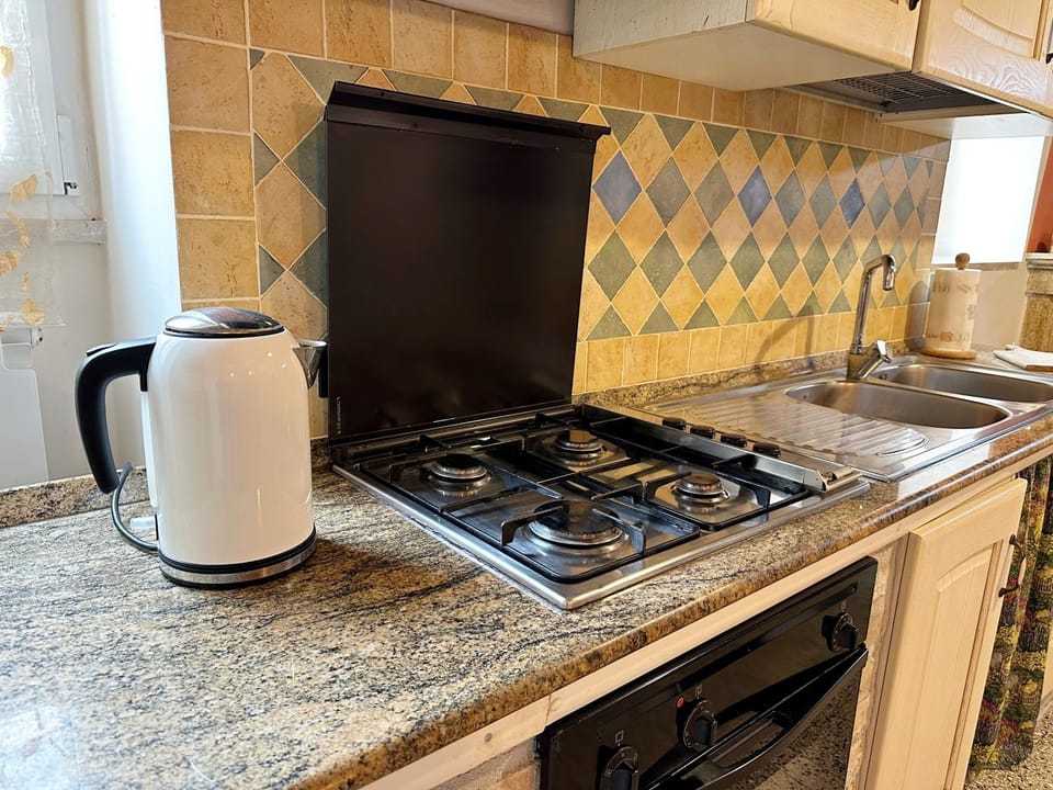 Coffee/tea facilities, Kitchen or kitchenette, stove