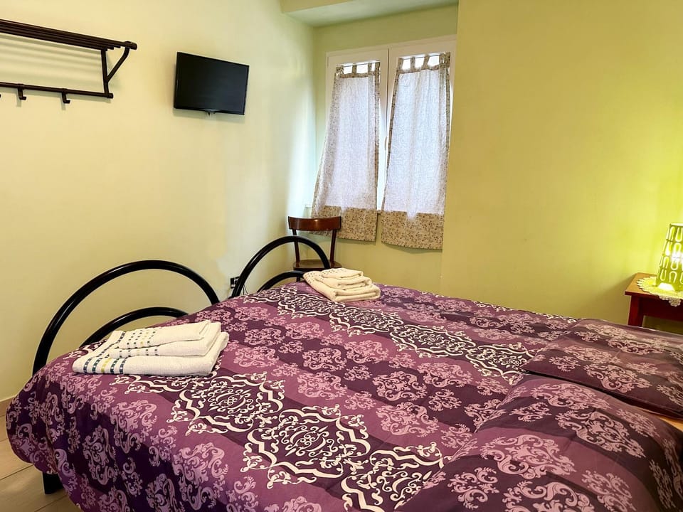 Bed, TV and multimedia, Bedroom