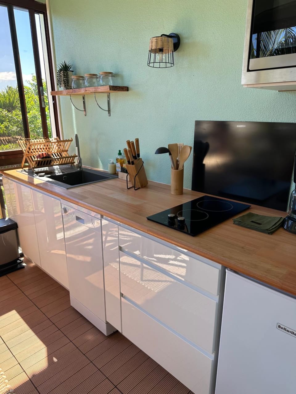Kitchen or kitchenette, dishwasher, stove
