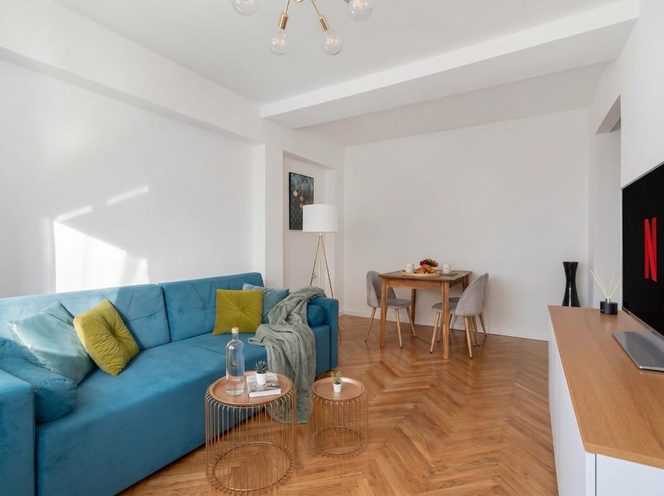 Communal lounge/ TV room, TV and multimedia, Living room, Seating area, Evening entertainment