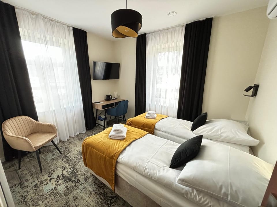 Bed, TV and multimedia, Photo of the whole room, Bedroom, towels