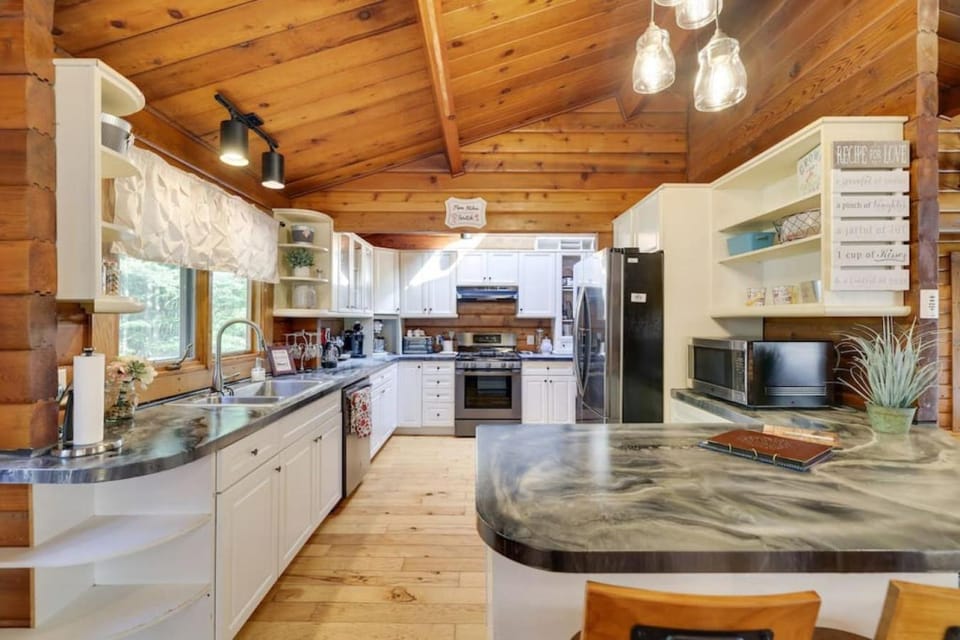 Coffee/tea facilities, Kitchen or kitchenette, dishwasher, oven, stove