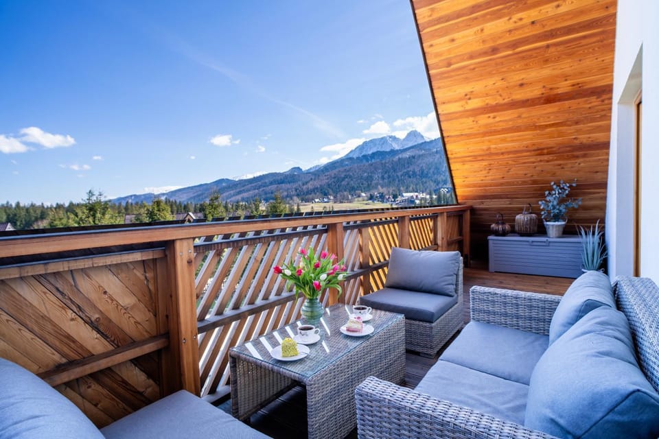 Natural landscape, Balcony/Terrace, Seating area, Mountain view