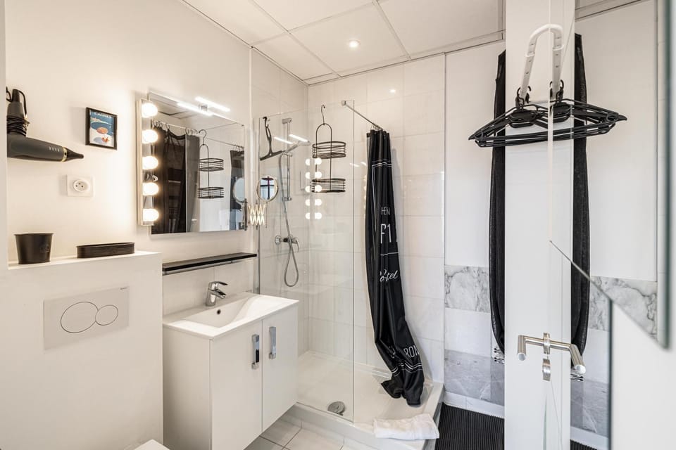 Shower, Toilet, Bathroom, towels