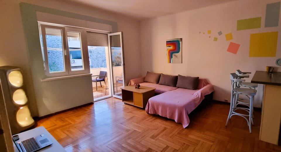 TV and multimedia, View (from property/room), Balcony/Terrace, Living room, Seating area, City view, Mountain view