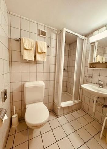 Shower, Toilet, Bathroom, towels