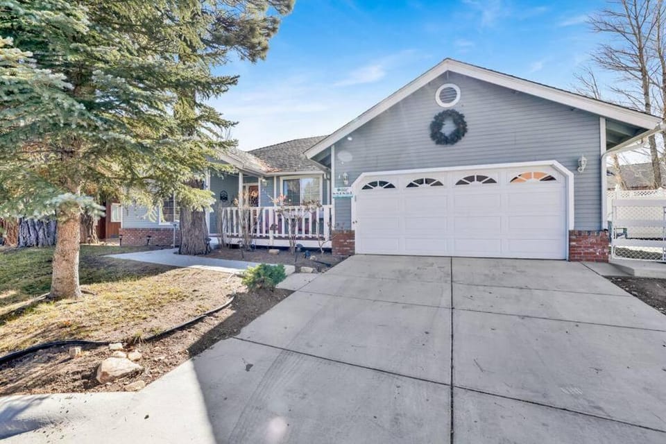 Divine Chateau Big Bear~ Hot Tub~ Walk to Lake~ House in Big Bear