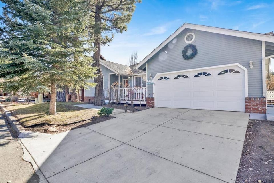 Divine Chateau Big Bear~ Hot Tub~ Walk to Lake~ House in Big Bear