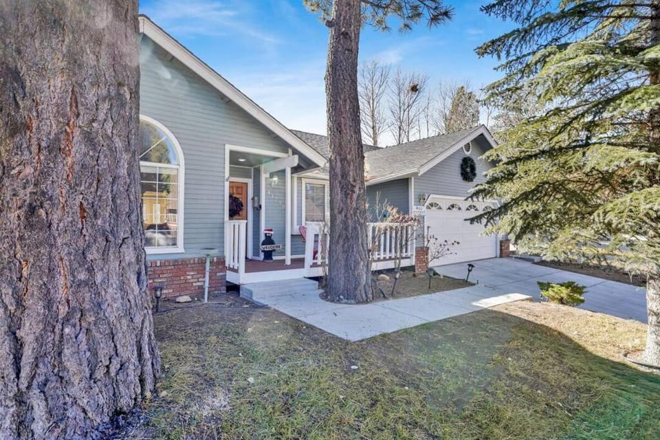 Divine Chateau Big Bear~ Hot Tub~ Walk to Lake~ House in Big Bear