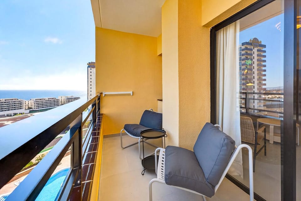Balcony/Terrace, Seating area, Mountain view, Pool view, Sea view